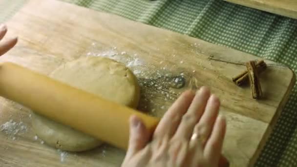 Ich rolle den Teig aus. Zutaten für den Teig. Die besten hausgemachten Lebkuchen — Stockvideo