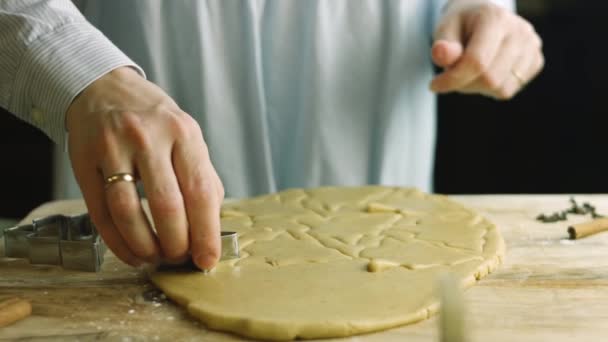 Hago la forma de un abeto con masa. La mejor galleta casera de jengibre — Vídeos de Stock