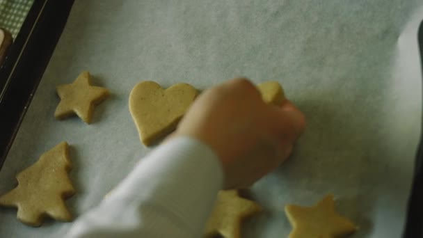 Eu faço a forma de um abeto a partir de massa. O melhor biscoito caseiro de gengibre — Vídeo de Stock