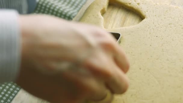 Vyrábím tvar zvonu z těsta. Nejlepší domácí perníková sušenka — Stock video