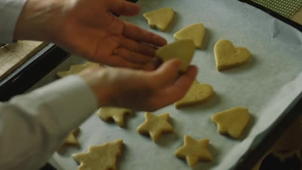 Vyrábím tvar jedle, zvonu, srdce a hvězdy z těsta. Nejlepší domácí perníková sušenka — Stock video
