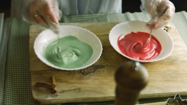 I add red and green food colors to royal icing. The BEST homemade Gingerbread Cookie — Stock Video
