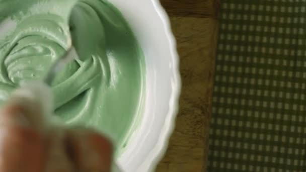 Vörös és zöld ételszíneket adok a királyi cukormázhoz. A legjobb házi készítésű mézeskalács süti — Stock videók