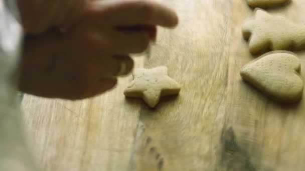 진저브레드 쿠키를 왕실 장식품으로 장식하죠. 가장 좋은 집에서 만든 생강 쿠키 — 비디오