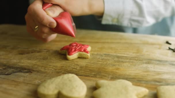 Decoro biscotti di pan di zenzero con glassa reale. Il MIGLIOR Gingerbread Cookie star fatto in casa — Video Stock