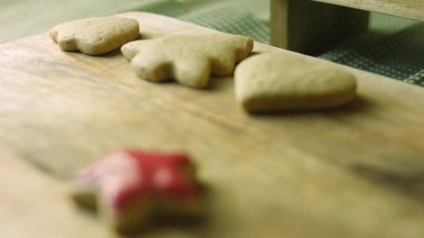 Zencefilli kurabiyeleri kraliyet kremasıyla süslüyorum. En iyi ev yapımı zencefilli kurabiye yıldızı. — Stok video