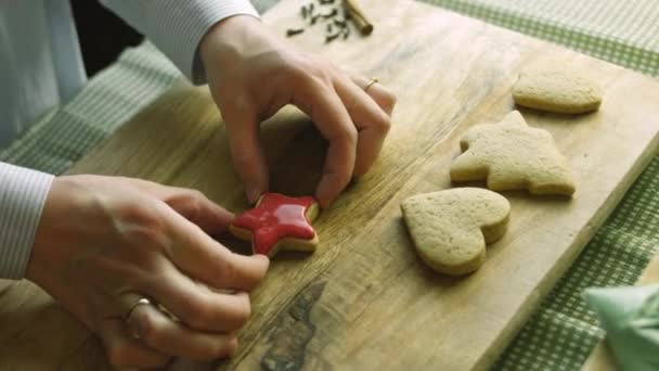 Je décore les biscuits au pain d'épice avec du glaçage royal. La meilleure star du biscuit maison au pain d'épice — Video