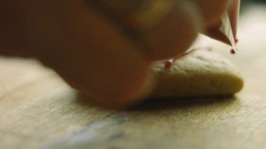 Zencefilli kurabiyeleri kraliyet kremasıyla süslüyorum. En iyi ev yapımı zencefilli kurabiye. Noel Baba