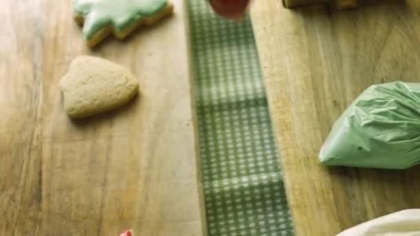 Je décore les biscuits au pain d'épice avec du glaçage royal. Le meilleur pain d'épice maison Cookie arbre de Noël — Video