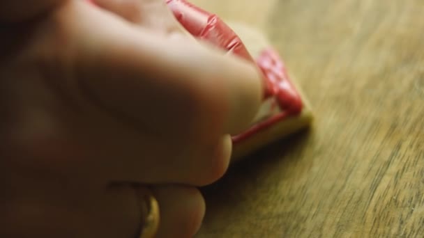 Decoro biscotti di pan di zenzero con glassa reale. Il MIGLIOR Biscotto di pan di zenzero fatto in casa. Babbo Natale — Video Stock