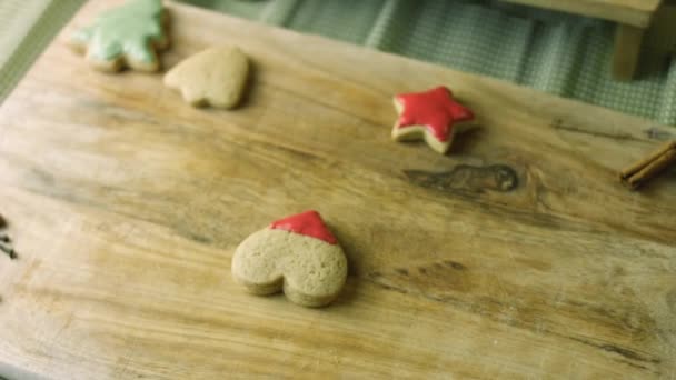 Decoro galletas de jengibre con glaseado real. La mejor galleta casera de jengibre. Papá Noel — Vídeos de Stock