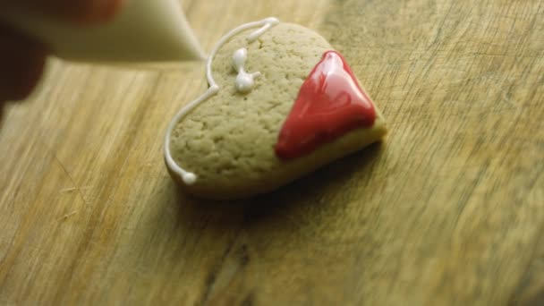 Eu decoro biscoitos de gengibre com cobertura real. O melhor biscoito caseiro de gengibre. Pai Natal. — Vídeo de Stock