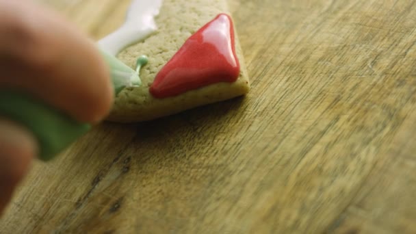 Je décore les biscuits au pain d'épice avec du glaçage royal. Le meilleur biscuit maison au pain d'épice. Père Noël — Video