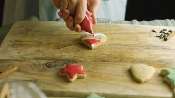 Lebkuchen dekoriere ich mit königlichem Zuckerguss. Das BESTE hausgemachte Lebkuchengebäck. Weihnachtsmann — Stockvideo