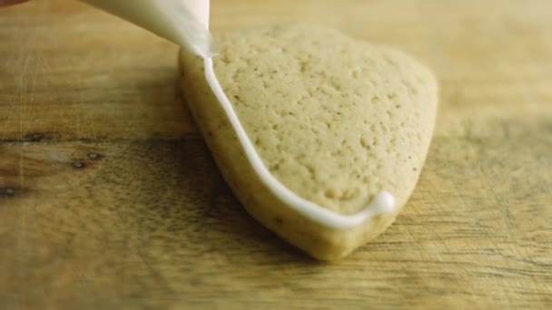 Zencefilli kurabiyeleri kraliyet kremasıyla süslüyorum. En iyi ev yapımı zencefilli kurabiye. Çan — Stok video
