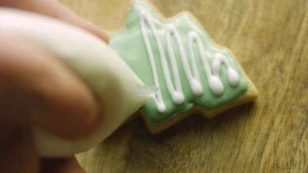 Je décore les biscuits au pain d'épice avec du glaçage royal. Le meilleur biscuit maison au pain d'épice — Video