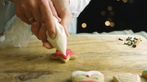 ジンジャーブレッドクッキーをロイヤルアイシングで飾ります。最高の自家製ジンジャーブレッドクッキー — ストック動画