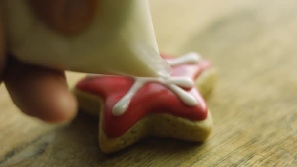 Decoro galletas de jengibre con glaseado real. La mejor galleta casera de jengibre — Vídeos de Stock