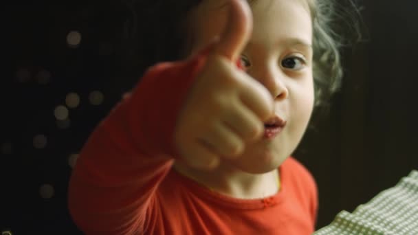 Het meisje eet gelukkig zelfgebakken peperkoek Koekje — Stockvideo