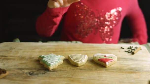 Flickan äter gladeligen hembakat pepparkakor Cookie — Stockvideo