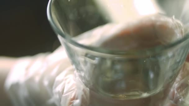 Dal jsem vařit sklenici vody. Francouzský toast vánoční strom dovolená atmosféra — Stock video