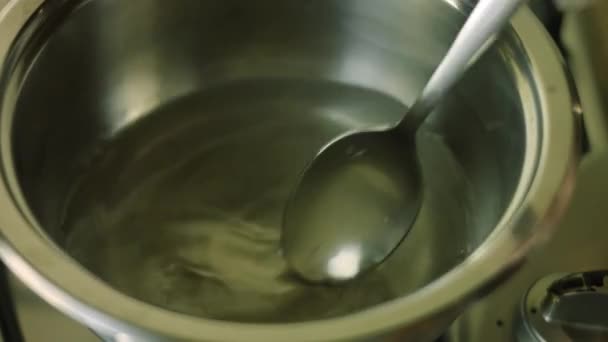 Vařte cukerný sirup s vodou. Francouzský toast vánoční strom dovolená atmosféra — Stock video
