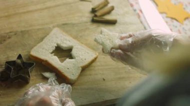 Tost için yıldız ekmeği kes. Fransız tostu Noel ağacı tatili atmosferi