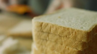 Tost için yıldız ekmeği kes. Fransız tostu Noel ağacı tatili atmosferi