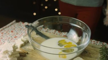 Vanilya esansını süt karışımına ekle. Fransız tostu Noel ağacı tatili atmosferi