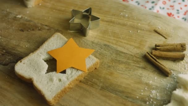 Couper le pain étoilé pour le pain grillé. Toast français arbre de Noël ambiance de vacances — Video