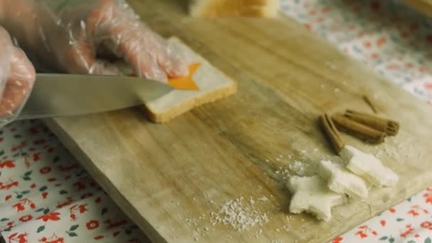 Snij sterrenbrood voor toast. Franse toast kerstboom vakantie sfeer — Stockvideo