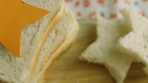 Couper le pain étoilé pour le pain grillé. Toast français arbre de Noël ambiance de vacances — Video