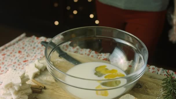 Añadir la esencia de vainilla a la mezcla de leche. Francés tostadas árbol de Navidad ambiente de vacaciones — Vídeos de Stock
