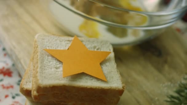 Wymieszać mieszaninę mleka. Francuskie tosty świąteczna atmosfera choinki — Wideo stockowe