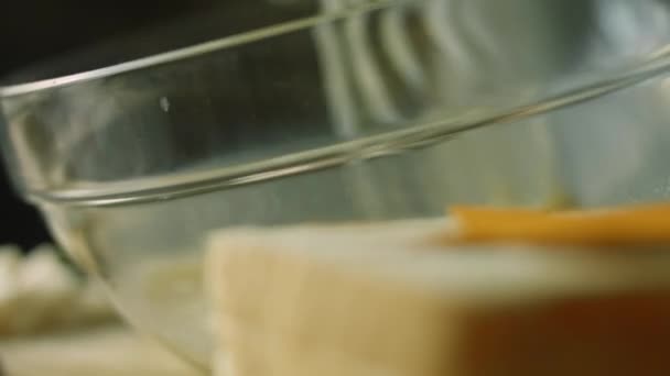 Die Milchmischung verrühren. Französisch Toast Weihnachtsbaum Feiertagsstimmung — Stockvideo