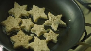 Yıldız şeklindeki ekmeği kızartıyorum. Fransız tostu Noel ağacı tatili atmosferi