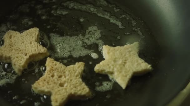 Usmažím chléb ve tvaru hvězdy. Francouzský toast vánoční strom dovolená atmosféra — Stock video