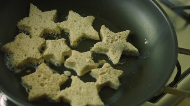 I fry the star-shaped bread. French toast christmas tree holiday atmosphere — Stock Video