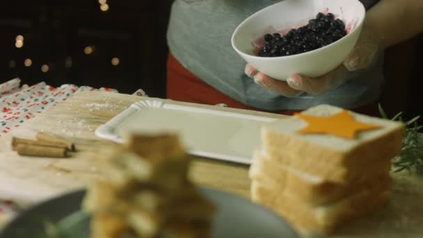 Puse los arándanos en el jarabe de azúcar. Francés tostadas árbol de Navidad ambiente de vacaciones — Vídeo de stock