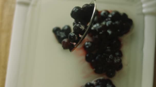 我把蓝莓放进糖蜜里法式烤面包圣诞树假日气氛 — 图库视频影像