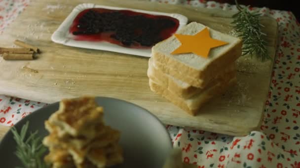 I put the blueberries in the sugar syrup. French toast christmas tree holiday atmosphere — Stock Video