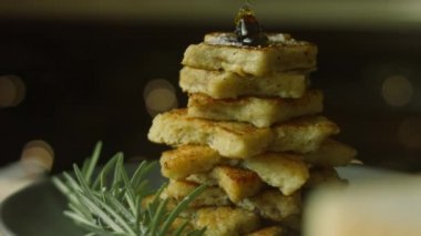 Noel ağacına bal dökerim. Fransız tostu Noel ağacı tatili atmosferi