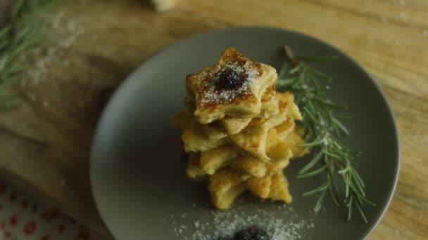 I put sugar over the blueberries for the Christmas tree. French toast christmas tree holiday atmosphere — Stock Video
