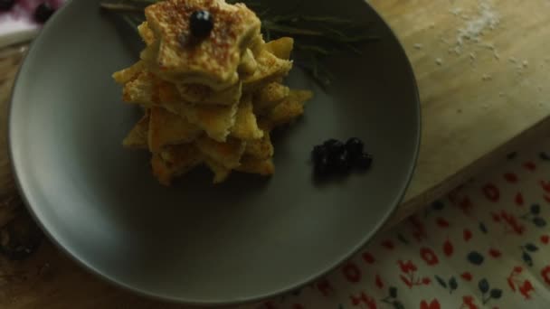I put blueberries on the Christmas tree. French toast christmas tree holiday atmosphere — Stock Video