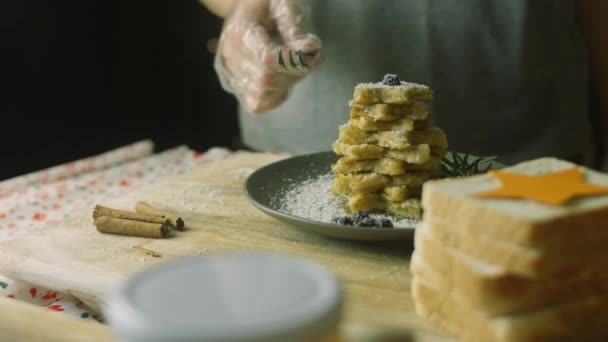 Włożyłem widelec na deser w skład choinki. Francuskie tosty świąteczna atmosfera choinki — Wideo stockowe