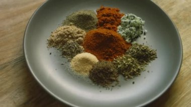 Tabağa bir çorba kaşığı kurutulmuş fesleğen ekle. Bir sürü baharat karıştırıyoruz.