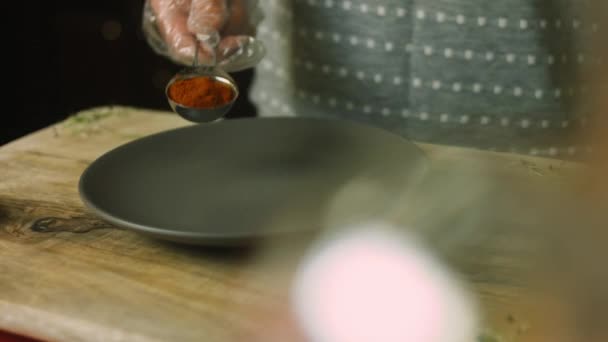 Ajouter une cuillère à soupe de paprika à l'assiette — Video