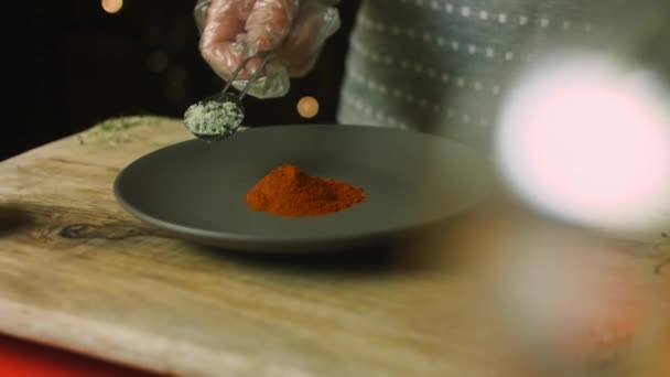 Add a tablespoon of onion salt to the plate. We mix many ingredients — Stock Video