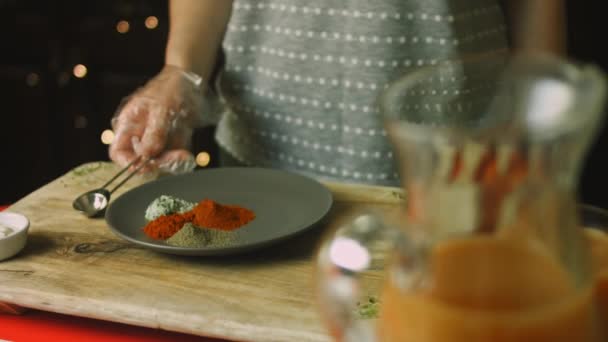 Adicione uma colher de sopa de pimenta preta à placa. Misturamos muitos ingredientes — Vídeo de Stock