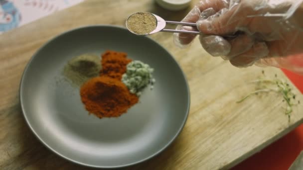 Adicione uma colher de sopa de sal de aipo ao prato. Misturamos muitos ingredientes — Vídeo de Stock